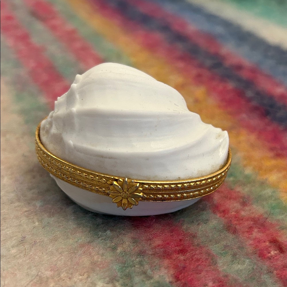 Estée Lauder Bonnet Shell Trinket Box